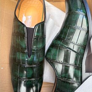 Elegant Green Crocodile-Patterned Slip-On Loafers